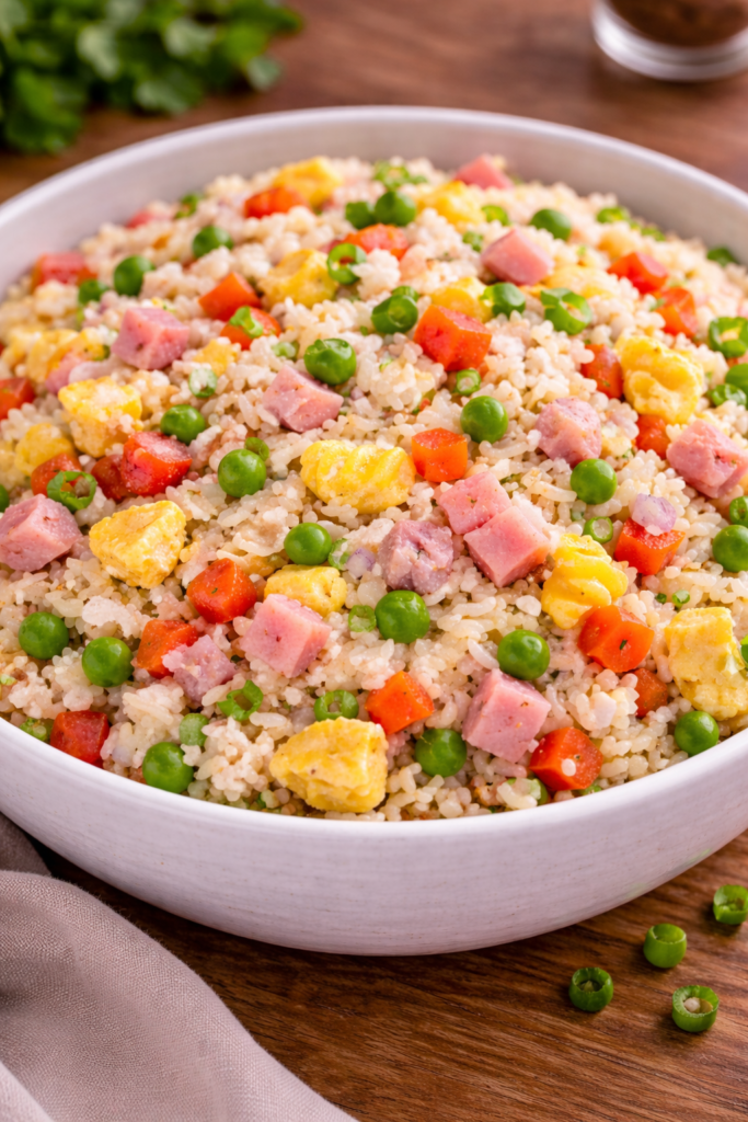 Arroz tres delicias fácil (receta casera) Arroz tres delicias casero con jamón, huevo, zanahoria y guisantes